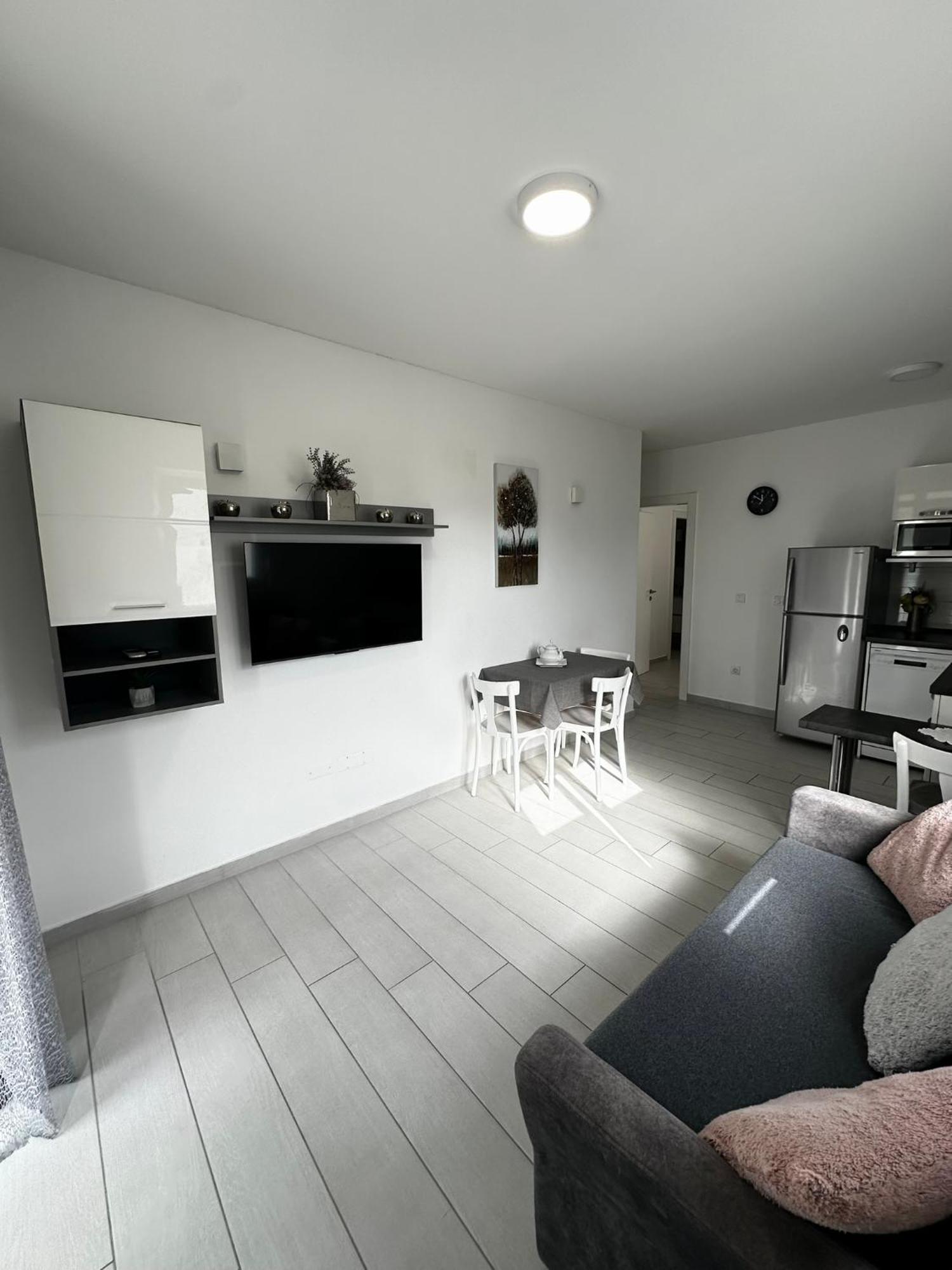 Apartments Danica Промайна Екстериор снимка